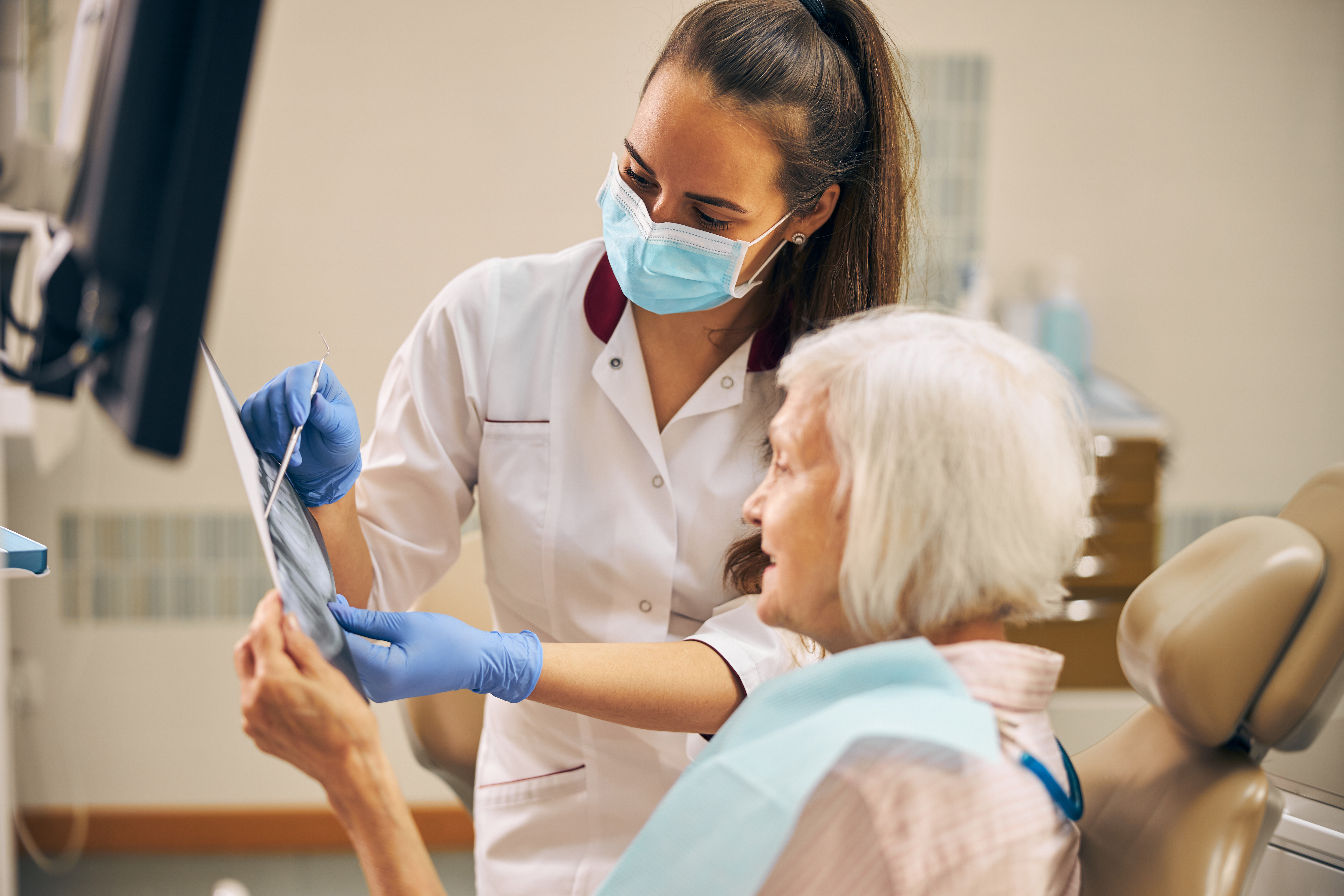 100SMILES Dental Care Background